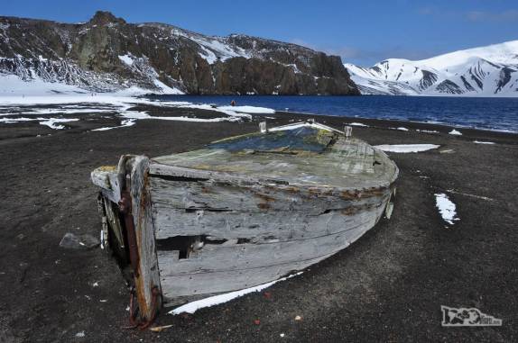 Restos bem conservados de antigo barco na praia de Deception Island, na Antártida